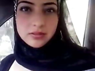 Arab girl lures with her tits