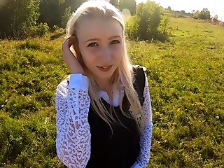 Юную красивую школьницу трахнули в рот и киску по пути из школы