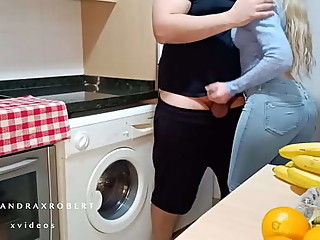 Rubia follando con el gordo cuando va a la cocina